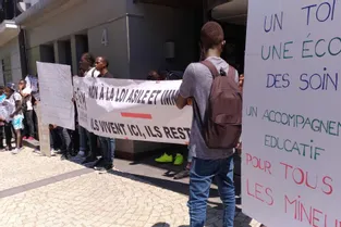 Une manifestation à Clermont-Ferrand pour dénoncer les "conditions indignes" des mineurs non accompagnés