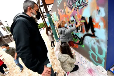 Le collectif de graffeurs Traces crée une fresque participative au quartier Rivet à Brive (Corrèze)