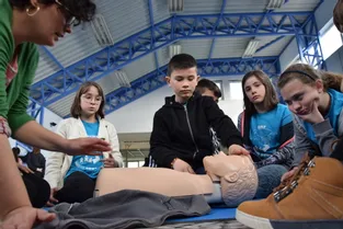 Les élèves de l'école Pierre-Brossolette à Riom (Puy-de-Dôme) ont appris les gestes de premiers secours