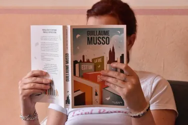 Guillaume Musso met en lumière l'emprise des livres dans "La vie est un roman"