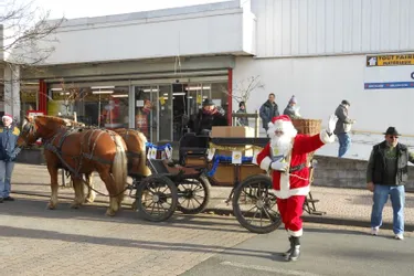 Le Père Noël a exceptionnellement remplacé le facteur, samedi à Saint-Eloy-les-Mines