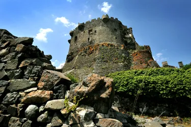 Château de Murol : un jeune homme blessé en escaladant les remparts