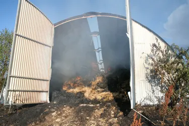 Un hangar détruit par le feu