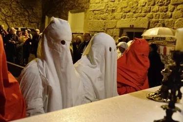 Les pénitents blancs de Saugues et leur tradition séculaire ont, cette année encore, attiré la foule