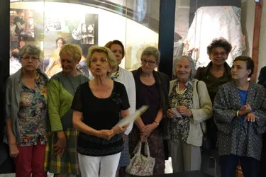 L’exposition Mouchoirs et pochettes a été inaugurée mardi soir par Odette Arpin