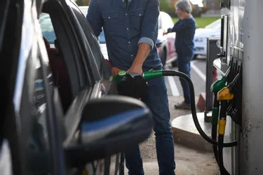 La ministre de la Transition énergétique appelle encore les distributeurs à "baisser plus vite" les prix des carburants