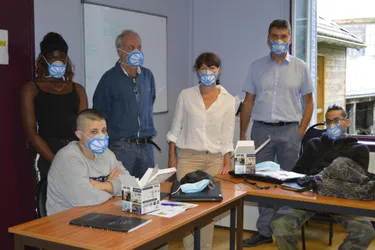 Le masque réutilisable de la société 2CA d'Arlanc distribué pour les jeunes à la Mission locale d'Ambert (Puy-de-Dôme)
