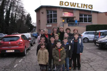 Les jeunes gagnants sont allés au bowling