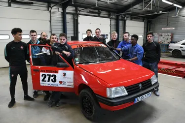 Deux classes d'IFI 03 d’Avermes ont rénové une voiture pour participer à un rallye humanitaire en octobre