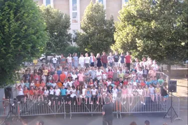 En chansons, des écoliers de Brioude (Haute-Loire) rendent un dernier hommage à leur établissement