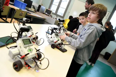 Les élèves de l'école Vercingétorix d'Aubière (Puy-de-Dôme) apprennent à coder et à programmer des robots