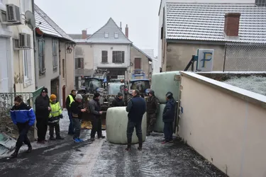 Des agriculteurs bloquent les accès à la trésorerie publique de Montaigut-en-Combraille (Puy-de-Dôme)