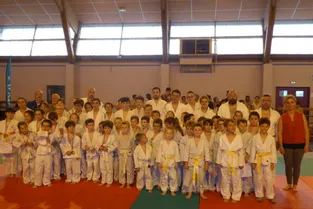 Ceintures et diplômes pour les jeunes judokas