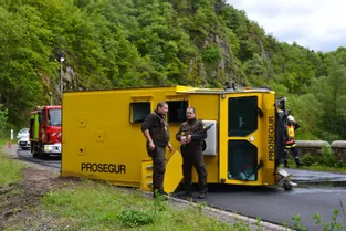 Haute-Loire : un camion de transport de fonds couché sur la route