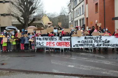 Les parents d'élèves mobilisés face au projet de fermeture d'une classe à l'école de Pontaumur (Puy-de-Dôme)