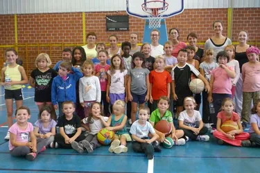 30 enfants découvrent le basket