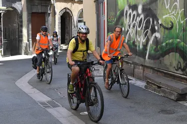 L'office de tourisme de Clermont-Ferrand (Puy-de-Dôme) propose des visites guidées de la ville à vélo