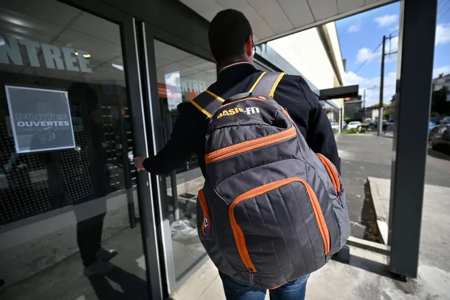 Il est partout a Brive et ailleurs dans la peau d un sac a dos Basic Fit symbole d un mastodonte du fitness La Montagne