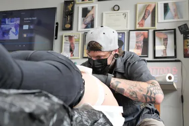 À Guéret, le salon de tatouage Pins N’ Needles enregistre une grosse activité malgré la pandémie