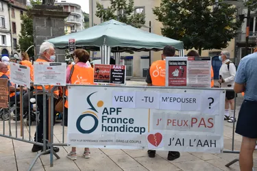 Allocation adulte handicapé : une manifestation à Aurillac (Cantal) pour la "déconjugalisation"