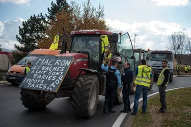 De Montsalvy à Aurillac, quand des tracteurs rejoignent les gilets jaunes