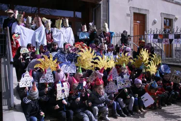 Les écoliers déguisés animent le village