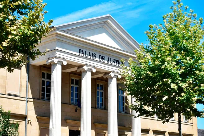 Lettres "SS" sur un drapeau français : en Corrèze, un homme de 19 ans
