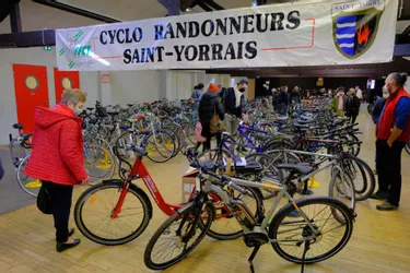 À la Bourse aux vélos de Saint-Yorre (Allier), petits prix pour grandes affaires