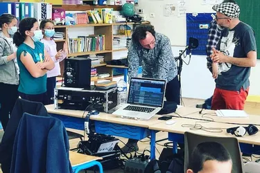 Les écoliers enregistrent leurs chansons