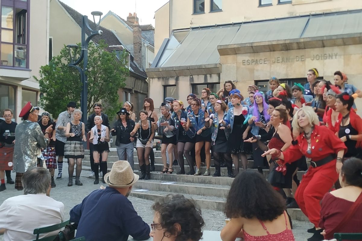 La chorale l’Écho Râleur a animé la place - L'Yonne Républicaine