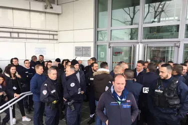 Entre 60 et 80 policiers en colère rassemblés devant le commissariat de Clermont-Ferrand
