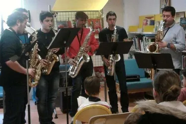 Les saxophonistes à la bibliothèque