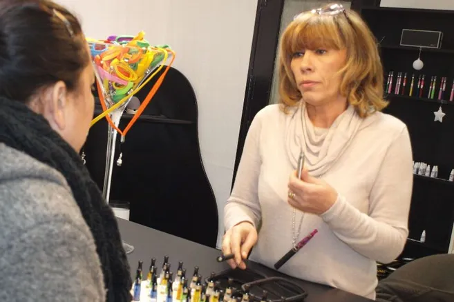 Christine Clavel vend des cigarettes électroniques