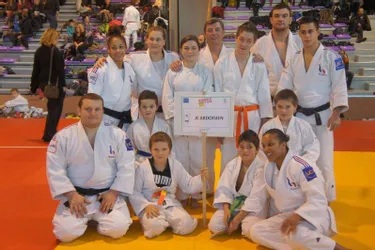 Les jeunes judokas avec les champions