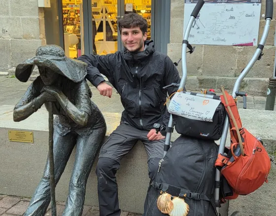 Avec sa remorque de 30 kg, le périple réparateur de Thomas sur le ...