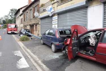 Une voiture percute deux véhicules en stationnement à Saint-Georges (Cantal)