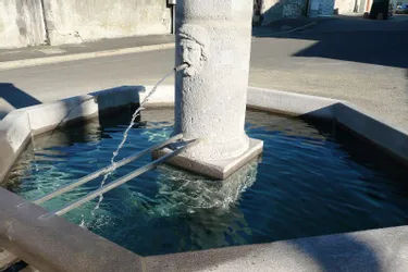 La fontaine de Cormède rejaillit