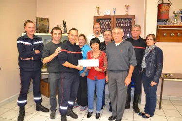 L'Amicale des sapeurs-pompiers remet 1.600 € à l'association Cannelle