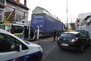 Choc entre un camion et une voiture boulevard Lavoisier : trafic perturbé