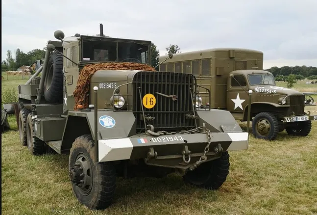 JOUETS ANCIENS - camion militaire de transport avec 2 chars Bronco EUR