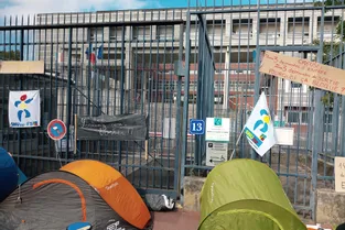 Face aux difficultés de mutation de professeurs en Creuse, un syndicat a planté la tente devant le rectorat