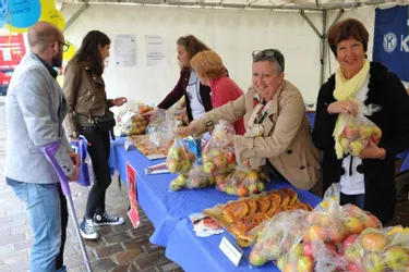 Le Kiwanis féminin a vendu 200 kg de pommes, place d’Allier
