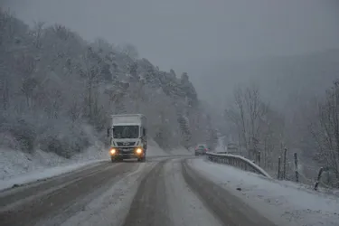 [Mis à jour] Chutes de neige : restriction temporaire de circulation pour les poids lourds et déneigement en cours