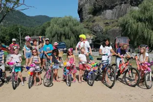 Vingt-cinq enfants à la fête des vélos fleuris