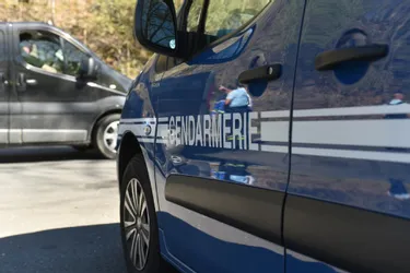 Les gendarmes mobilisés pour accompagner la fin d'une free-party à Saint-Saury (Cantal)