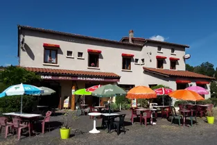 Depuis 20 ans, Gilles Gondol se consacre à son hôtel-restaurant La Chaumerasse, un havre de paix au bord de la RN 102