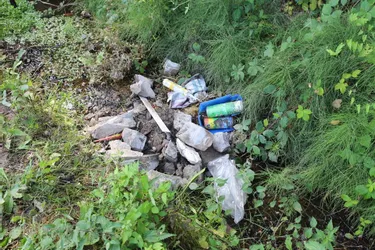 Des ordures jetées dans un fossé