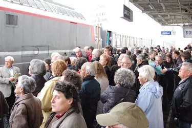 Près de 120 manifestants en gare de Langeac pour défendre le train Cévenol