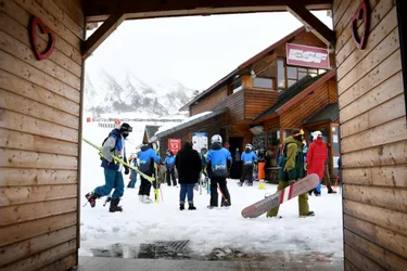 Les skieurs lancent leur saison dans la station du Mont-Dore (Puy-de-Dôme)