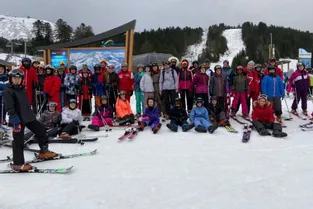Des collégiens s’initient au ski au Lioran